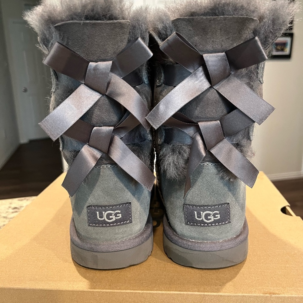 UGG Kids' Bailey Bow II Boot kids Sz 6/women’s Sz 8 1/2
